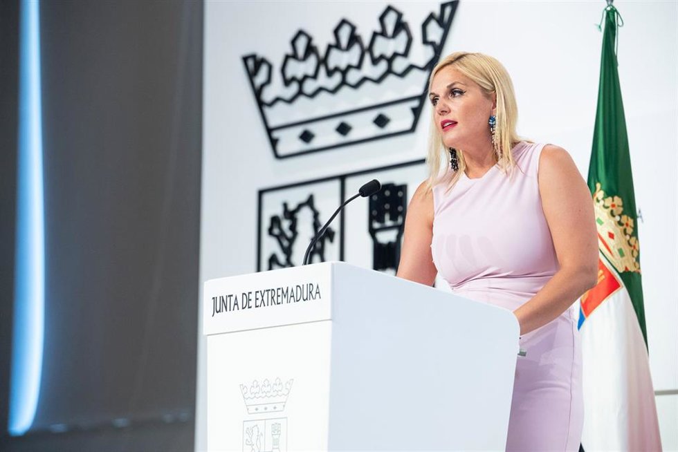 La portavoz de la Junta de Extremadura, Elena Manzano, ofrece una rueda de prensa
