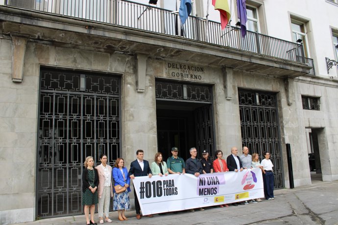 Minuto de silencio en repulsa por las víctimas de violencia de género.