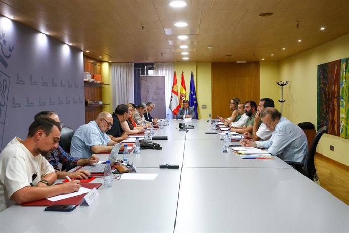 Reunión del consejero de la Presidencia, Luis Miguel González Gago, con los sindicatos con presencia en la Mesa General de Negociación de los Empleados Públicos de la Administración de la Comunidad (CSIF, UGT, TISCYL y CCOO).
