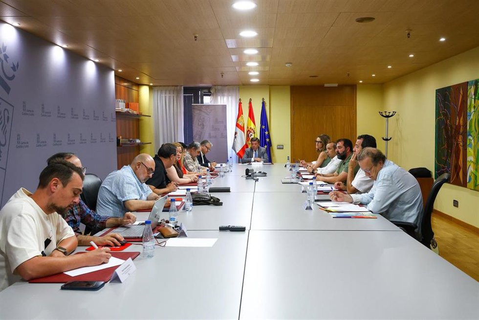 Reunión del consejero de la Presidencia, Luis Miguel González Gago, con los sindicatos con presencia en la Mesa General de Negociación de los Empleados Públicos de la Administración de la Comunidad (CSIF, UGT, TISCYL y CCOO).