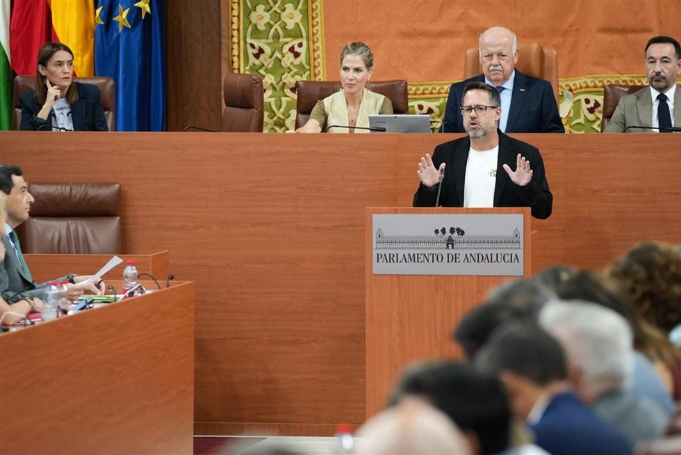 El portavoz de Adelante Andalucía, José Ignacio García, interviene en el debate de investidura de Juanma Moreno en el Parlamento andaluz.