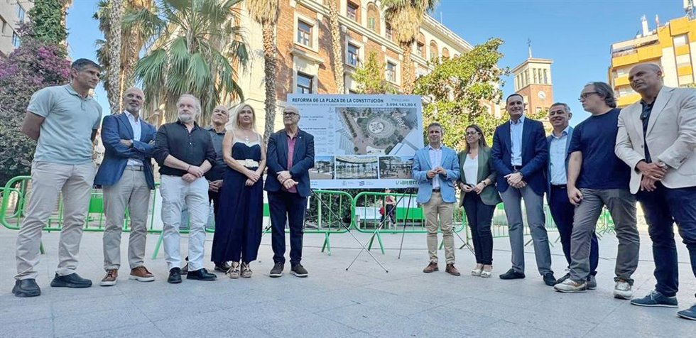 Asistentes al acto de colocación de la primera piedra de la remodelación de la plaza de la Constitución.