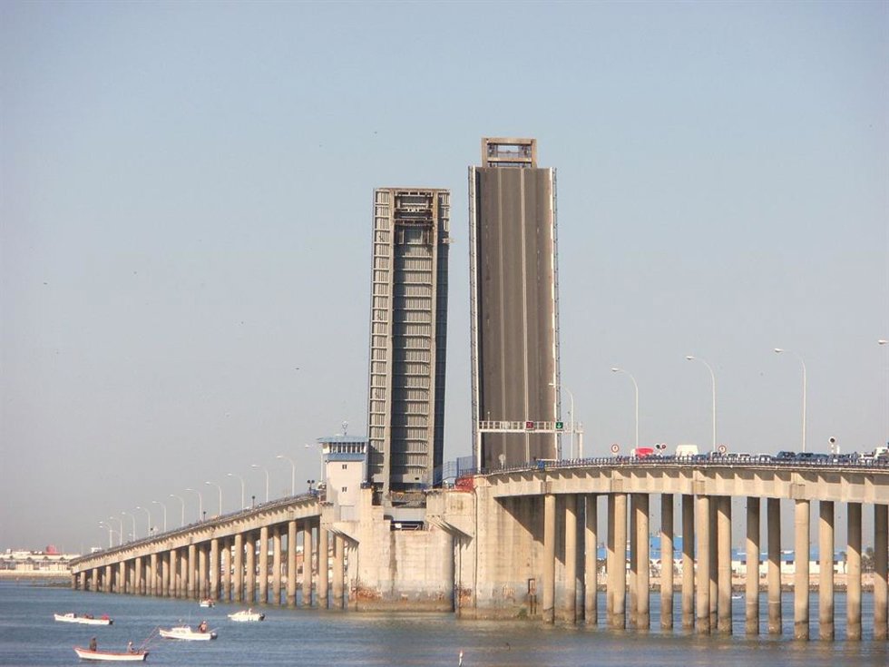 Imagen del puente José León de Carranza en Cádiz abierto por el paso de un buque, que pasará a denominarse Rafael Alberti.