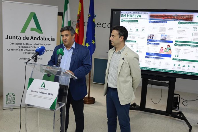 El delegado de la Junta en Huelva, José Manuel Correa,junto al delegado de Desarrollo Educativo, FP y de Universidad, Investigación e Innovación, Carolos Soriano.