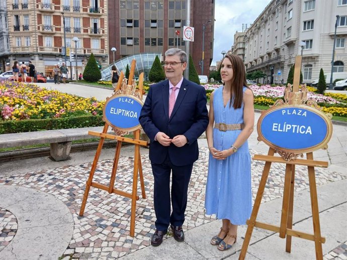 El alcalde de Bilbao, Juan Mari Aburto, y la concejala de Euskera, Atención y Participación Ciudadana, Agenda 2030 e Internacional, Eider Inuntziaga, presentan las nuevas placas de denominación de la Plaza Elíptoca