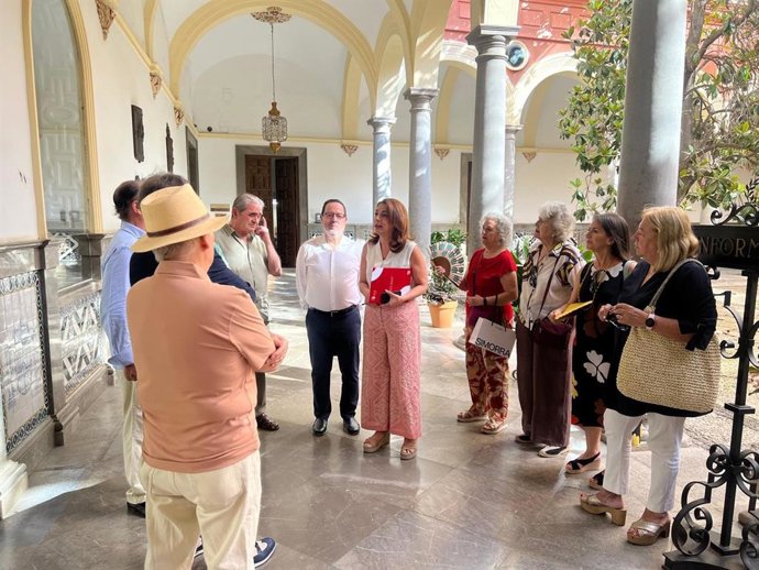 La portavoz del grupo socialista en el Ayuntamiento de Granada, Raquel Ruz, junto a representantes de diversas asociaciones en defensa del patrimonio cultural.