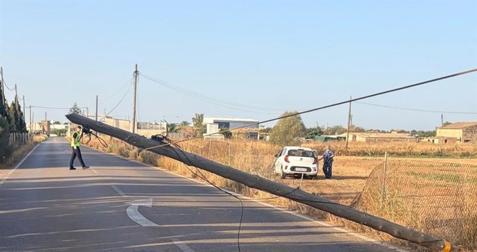 Una conductora pierde el control y derriba un poste de telefonía en el Camí de la Milana.