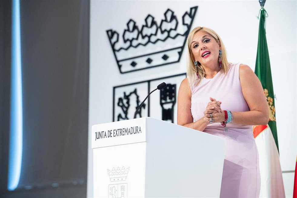 La portavoz de la Junta de Extremadura, Elena Manzano, en rueda de prensa