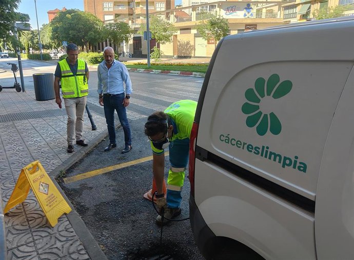 El Ayuntamiento de Cáceres intensifica este verano el control de plagas en la red de saneamiento con tratamientos de choque