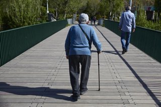 Archivo - Varias personas en el parque de Madrid Río, a 6 de abril de 2026, en Madrid (España). Las temperaturas subirán hoy en la Península y predominará la estabilidad en la mayor parte del país, con cielos poco nubosos o despejados, aunque a última hor