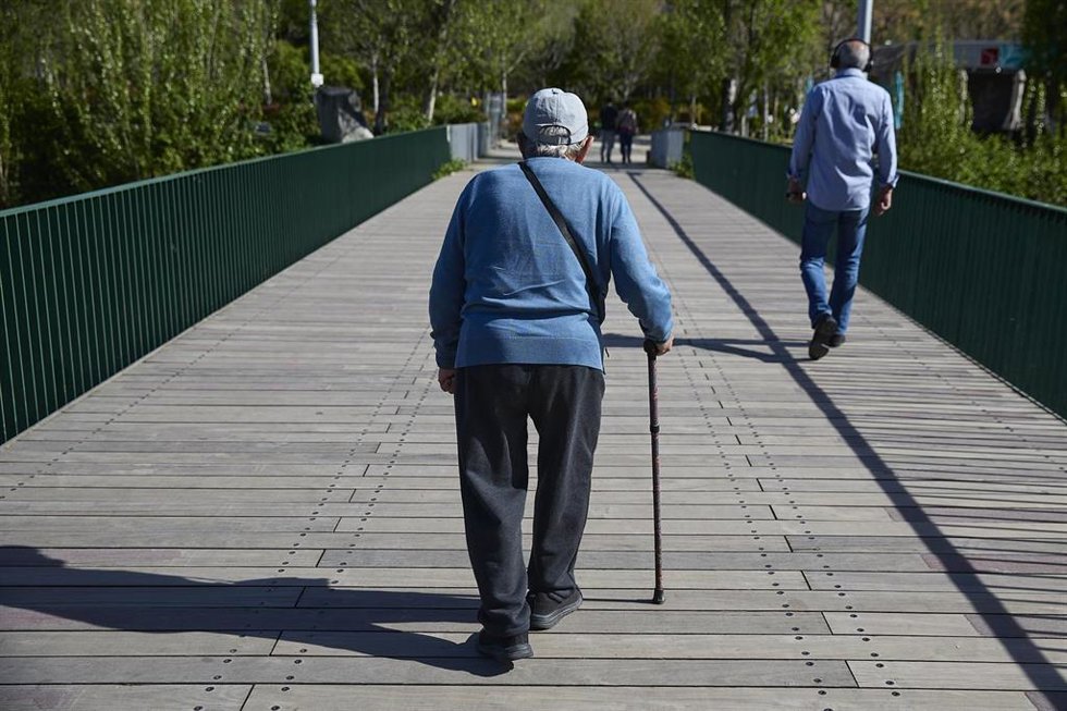 Archivo - Varias personas en el parque de Madrid Río, a 6 de abril de 2026, en Madrid (España). Las temperaturas subirán hoy en la Península y predominará la estabilidad en la mayor parte del país, con cielos poco nubosos o despejados, aunque a última hor