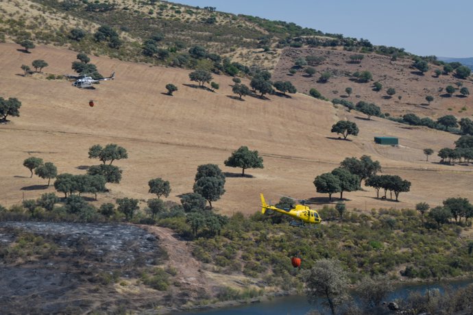 Un helicóptero coge agua de un lago, a 30 de junio de 2026, en Ciudad Real, Castilla-La Mancha (España).