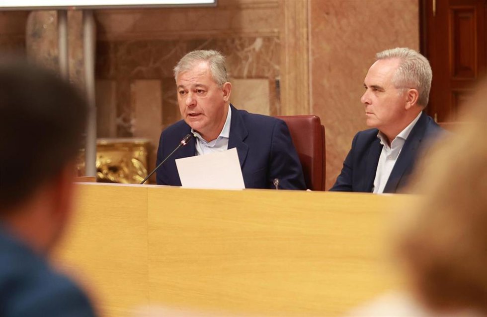 El alcalde de Sevilla y el portavoz del Gobierno local, en el pleno extraordinario del debate sobre el estado de la ciudad, en el Salón Colón del Ayuntamiento
