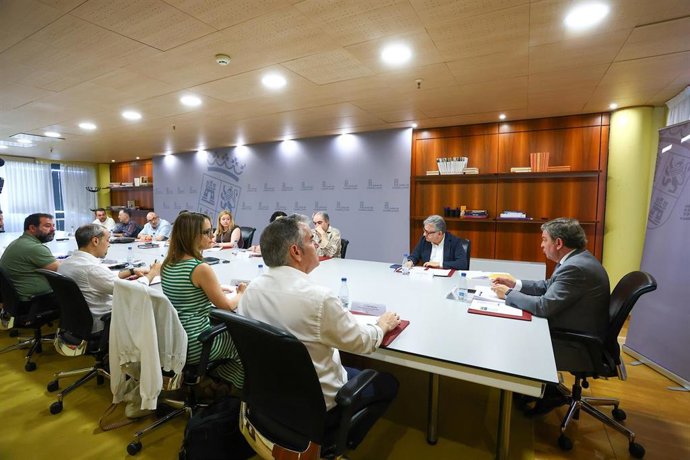 Reunión del consejero de la Presidencia de Castilla y León, Luis Miguel González Gago, con los sindicatos con presencia en la Mesa General de Negociación de los Empleados Públicos de la Administración de la Comunidad (CSIF, UGT, TISCYL y CCOO).