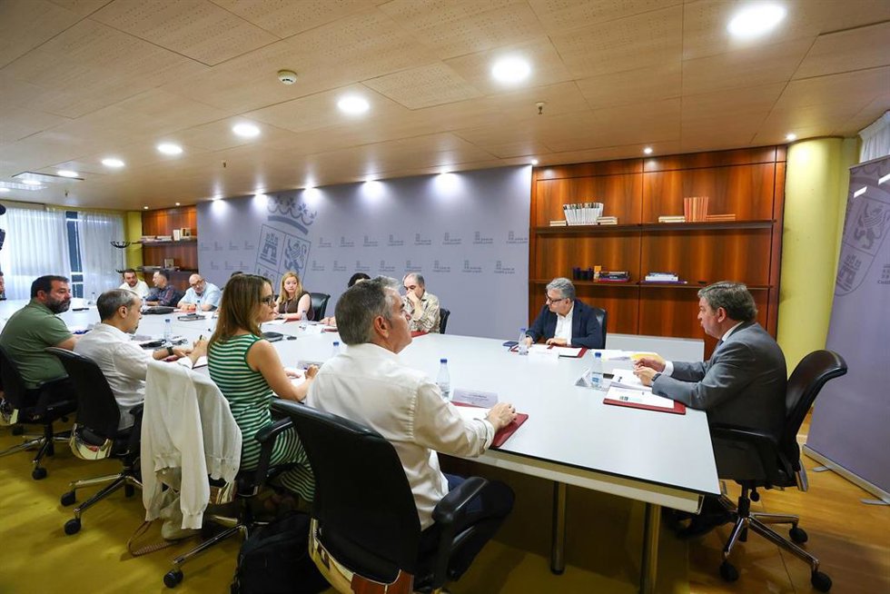 Reunión del consejero de la Presidencia de Castilla y León, Luis Miguel González Gago, con los sindicatos con presencia en la Mesa General de Negociación de los Empleados Públicos de la Administración de la Comunidad (CSIF, UGT, TISCYL y CCOO).