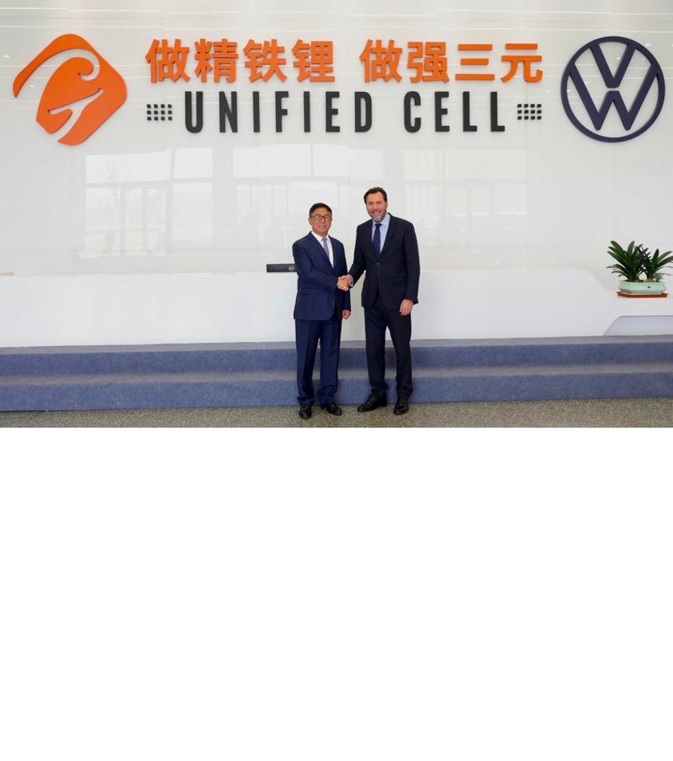 Archivo - El ministro Óscar Puente junto a un directivo de Gotion en las instalaciones de la compañía en China.