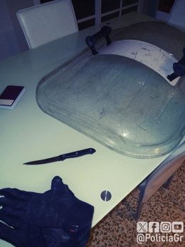 Uno de los cuchillos que usó la detenida y el escudo protector del agente de la Policía Local que evitó la agresión al agente de la autoridad.