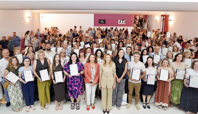 La consejera de Economía, Hacienda, Portavocía, Fondos Europeos y Transformación Digital, Marisa López Aragón, junto con los nuevos funcionarios tras la toma de posesión