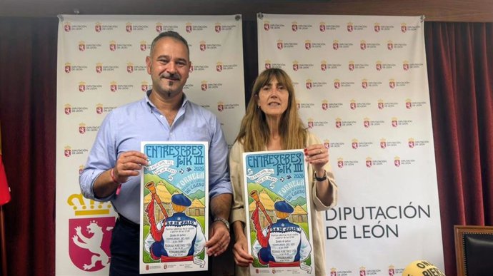 El diputado de Cultura, Arte y Patrimonio, Emilio Manuel Martínez Morán, y la alcaldesa de Peranzanes, Henar García.