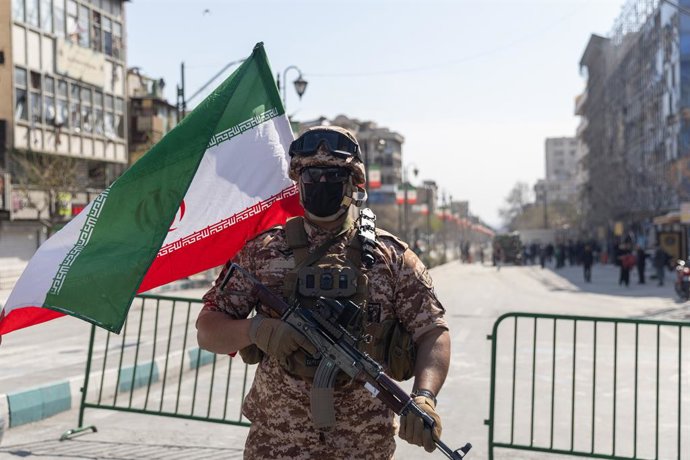 Archivo - Arquivo - 4 de março de 2026, Teerã, Teerã, Irã: Um soldado do Corpo da Guarda Revolucionária Islâmica (IRGC) está em frente a um dos prédios da sede da polícia que foi alvo dos ataques dos EUA e de Israel ao Irã, o que causou a destruição do pr