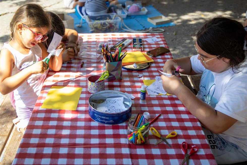 Niñas en una de las actividades de verano de CaixaProinfancia.