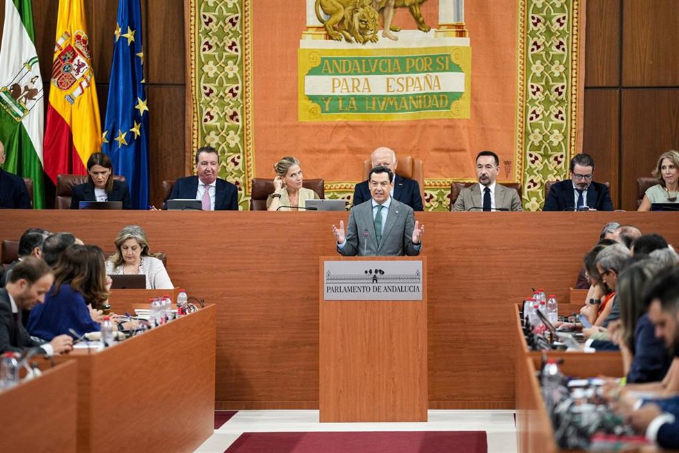 El presidente en funciones de la Junta y candidato del PP a la reelección, Juanma Moreno, interviene en la segunda jornada del debate de investidura con las replicas de los portavoces de los cinco grupos parlamentarios. A 30 de junio de 2026 en Sevilla (A