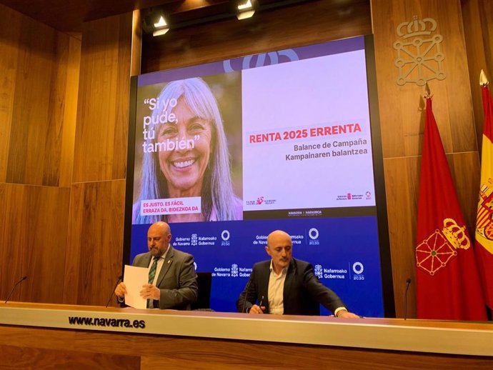 El consejero de Economía y Hacienda, José Luis Arasti, y el director gerente de Hacienda, Óscar Martínez de Bujanda
