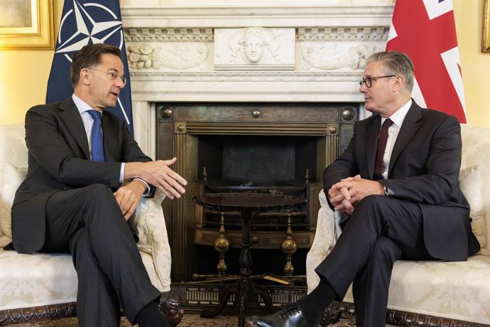 O secretário-geral da OTAN, Mark Rutte, ao lado do primeiro-ministro do Reino Unido, Keir Starmer