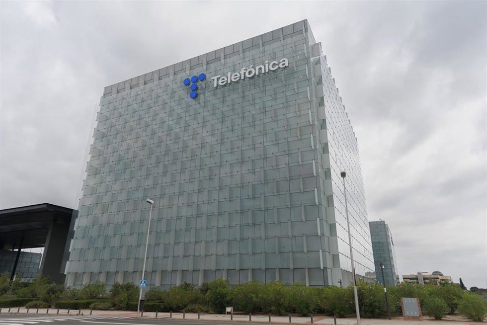 Archivo - Exterior de la sede de Telefónica.
