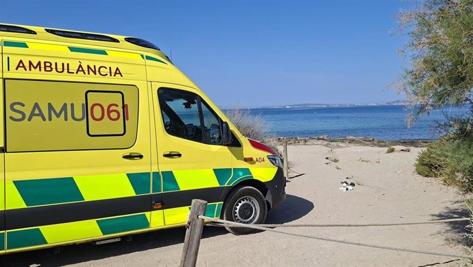 Ambulancia del SAMU 061 frente a una playa.