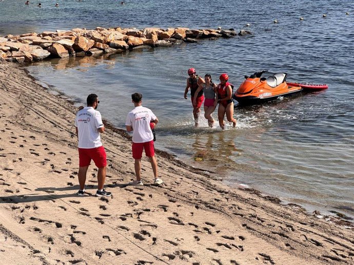 Simulacro de rescate de una persona caída de una embarcación en aguas de Santiago de la Ribera