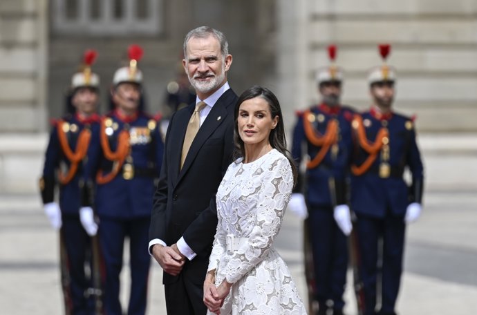 El Rey Felipe VI y la Reina Letizia asisten a la ceremonia de bienvenida al Papa León XIV en el Palacio Real, a 6 de junio de 2026, en Madrid (España).