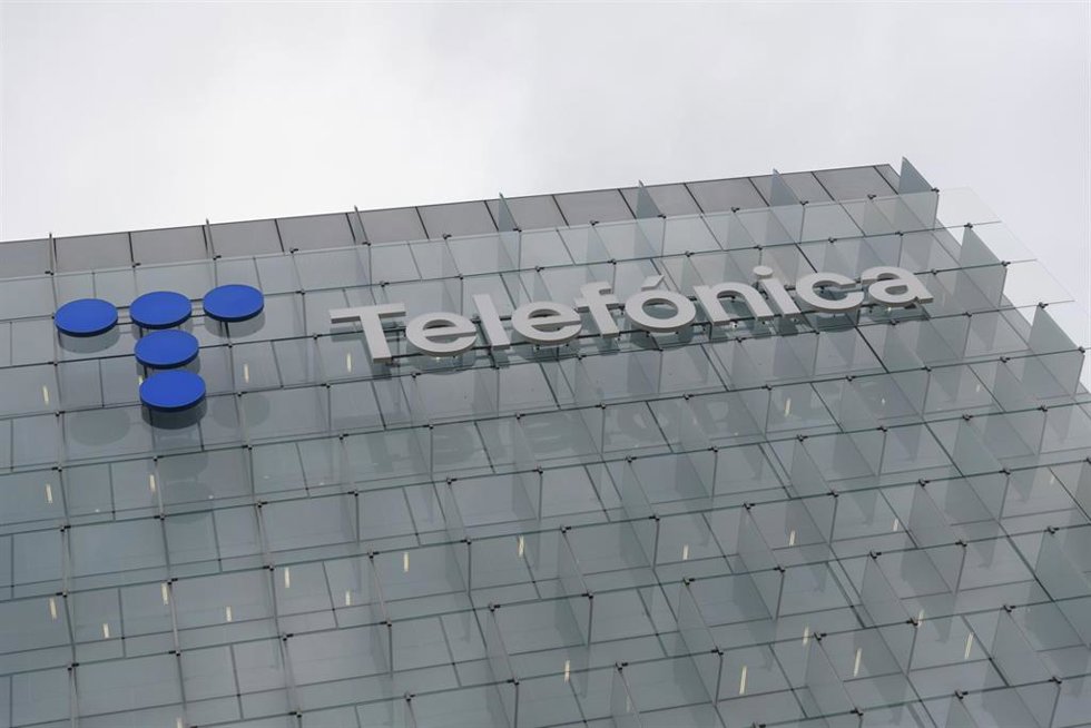 Archivo - Exterior de la sede de Telefónica.