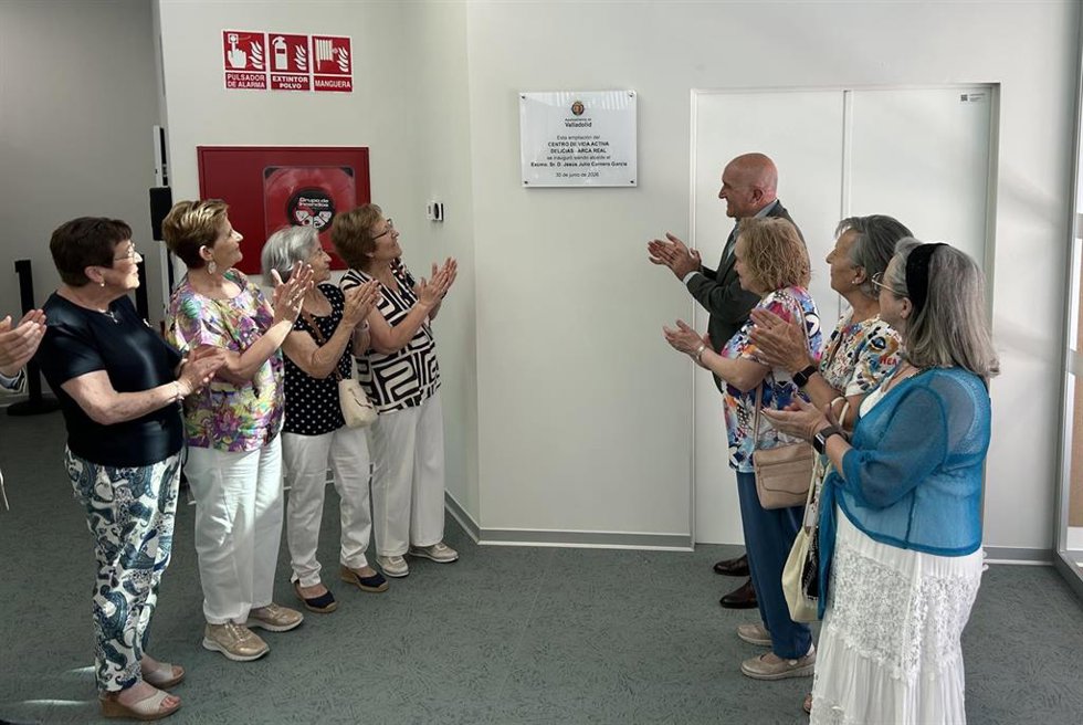 El alcalde, Jesús Julio Carnero, en la inauguración de la ampliación del Centro de Vida Activa Arca Real.