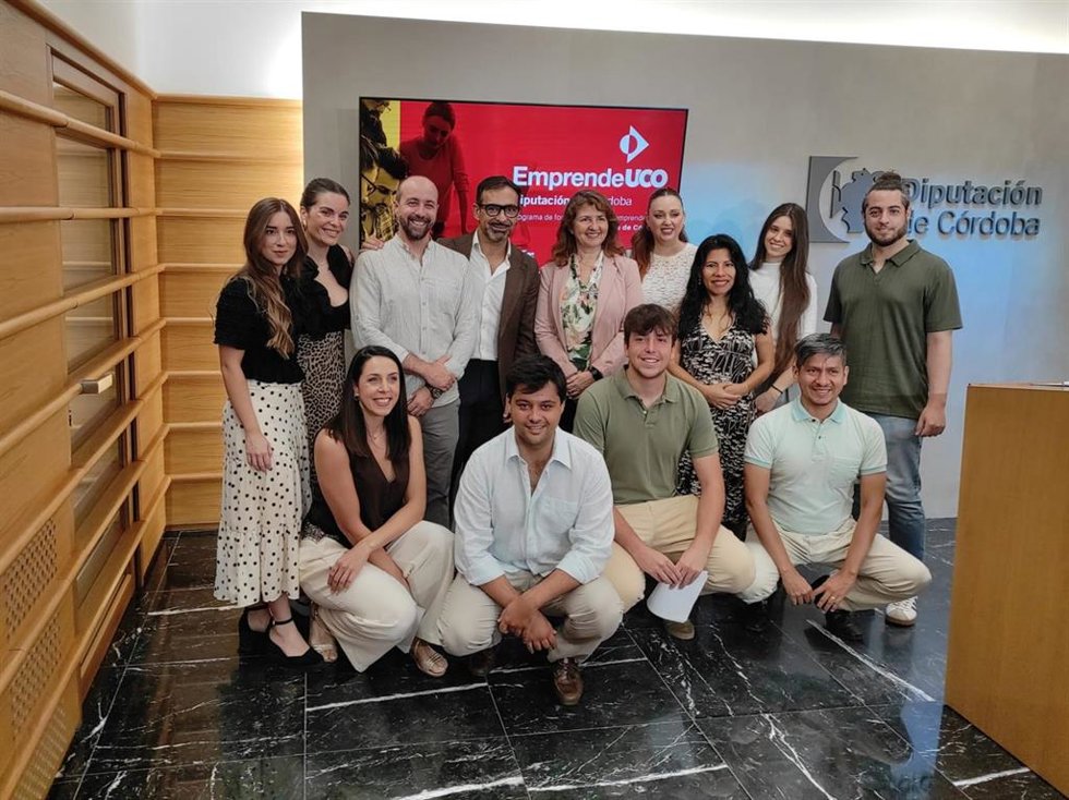 El delegado de Desarrollo Económico, Promoción y Empleo de la Diputación de Córdoba, Félix Romero (centro), en la presentación de los proyectos de EmprendeUCO-Diputación de Córdoba.