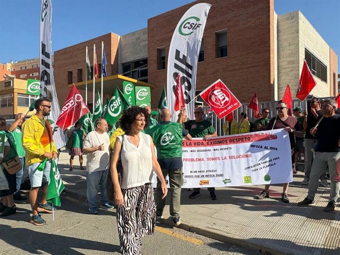 La alcaldesa de Gibraleón y diputada provincial del PSOE de Huelva, Lourdes Martín, en la concentración convocada este martes por las organizaciones sindicales y la Asociación Movimiento Infoca.