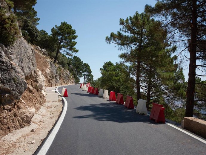 Imagen de la carretera CA-9104, que conecta Grazalema con Zahara de la Sierra por el puerto de Las Palomas, reabierta al tráfico tras obras de emergencia por las borrascas.