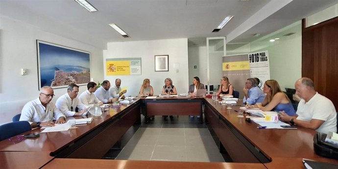 La subdelegada del Gobierno en Cádiz, Blanca Flores, con los alcaldes del Campo de Gibraltar.