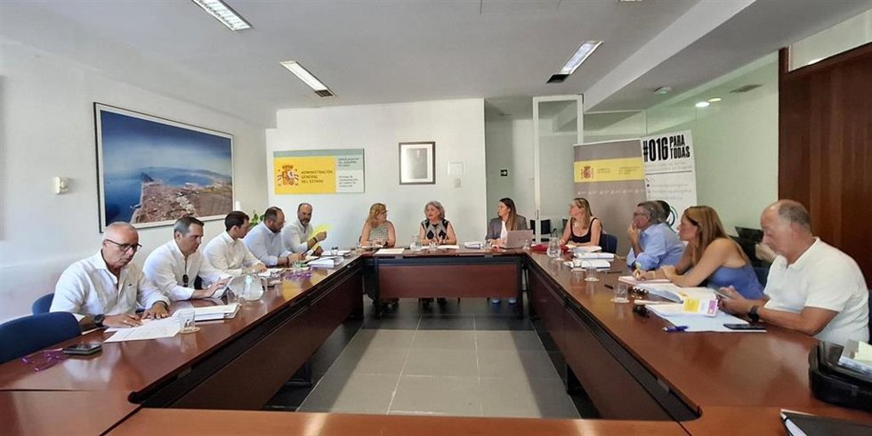 La subdelegada del Gobierno en Cádiz, Blanca Flores, con los alcaldes del Campo de Gibraltar.