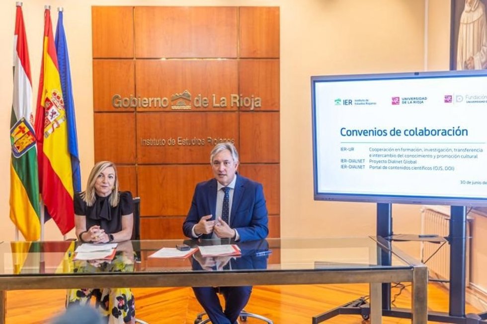 El consejero de Cultura, Turismo, Deporte y Juventud del Gobierno de La Rioja y presidente del Instituto de Estudios Riojanos, José Luis Pérez Pastor, y la rectora de la Universidad de La Rioja, Eva Sanz.