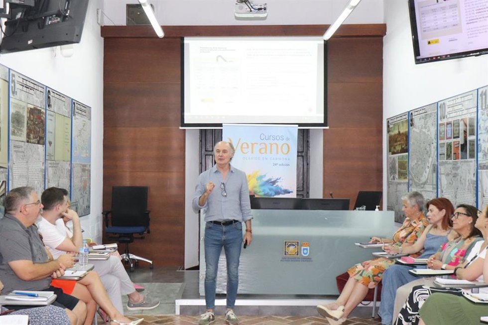 El psicólogo educativo, vicepresidente del Consejo General de la Psicología de España y experto en convivencia escolar, José Antonio Luengo durante la conferencia 'La lucha contra el acoso escolar. Lo que sabemos tras 20 años en el sistema educativo'