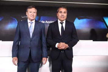 El nuevo CEO de Indra, Josep Maria Recasens (d), y el presidente ejecutivo de Indra, Ángel Simón Grimaldos (i), durante la celebración de la Junta General Ordinaria de Accionistas de Indra Group, a 30 de junio de 2026, en Alcobendas, Madrid, (España). Est