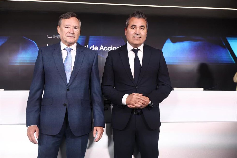 El nuevo CEO de Indra, Josep Maria Recasens (d), y el presidente ejecutivo de Indra, Ángel Simón Grimaldos (i), durante la celebración de la Junta General Ordinaria de Accionistas de Indra Group, a 30 de junio de 2026, en Alcobendas, Madrid, (España). Est