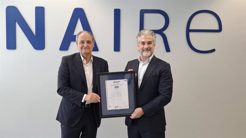 Enrique Maurer (izquierda) con David de Pastors (derecha), director general de Aenor Confía, con el certificado