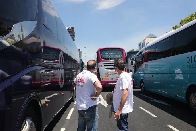 Archivo - Varios conductores de autobús 