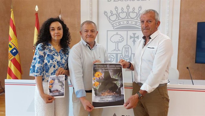 La concejala del Ayuntamiento de Trasmoz María Eugenia Zúñiga, el diputado provincial Eduardo Arilla y el alcalde de Trasmoz, Jesús Andía.