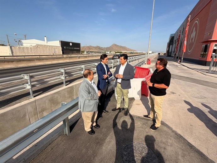 El consejero de Infraestructuras y Desarrollo Territorial, Jorge García Montoro, junto al alcalde de San Javier, José Miguel Luengo, supervisa el fin de las obras de drenaje de la autovía del Mar Menor.