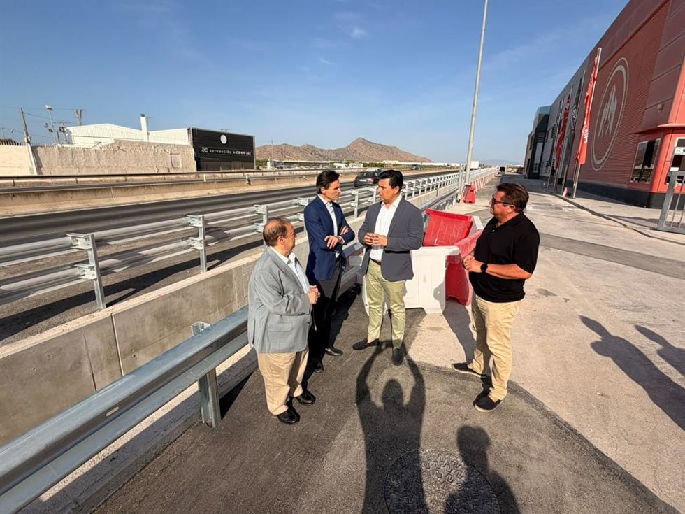 El consejero de Infraestructuras y Desarrollo Territorial, Jorge García Montoro, junto al alcalde de San Javier, José Miguel Luengo, supervisa el fin de las obras de drenaje de la autovía del Mar Menor.