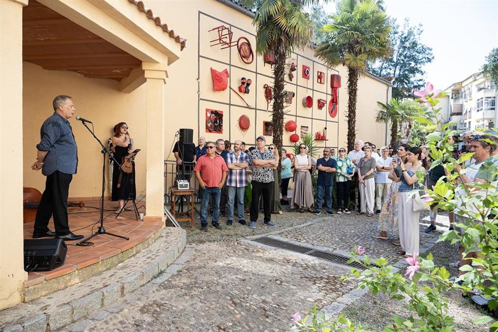 El artista José Manuel Ciria conecta el edificio Murillo y el Museo Pedrilla de Cáceres con una performan que combina instalación, pintura y acción artística