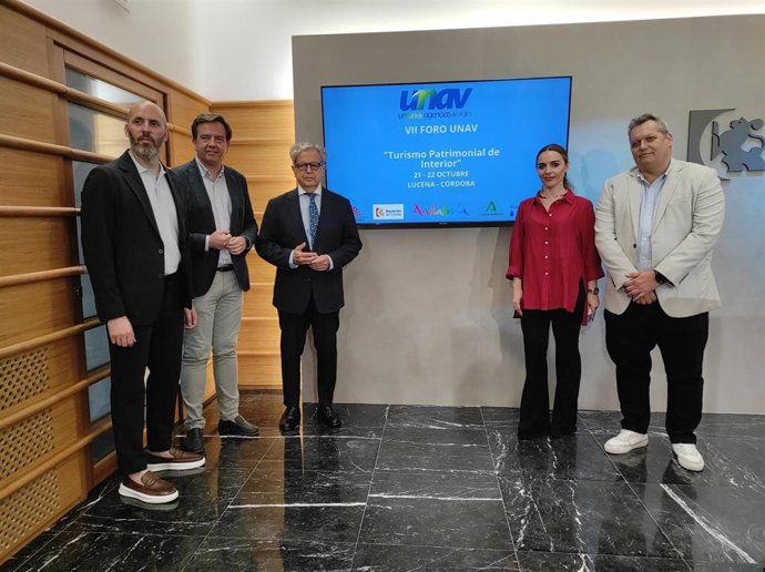 El presidente de la Diputación de Córdoba, Salvador Fuentes (centro), en la presentación del VII Foro UNAV para el Futuro del Turismo.
